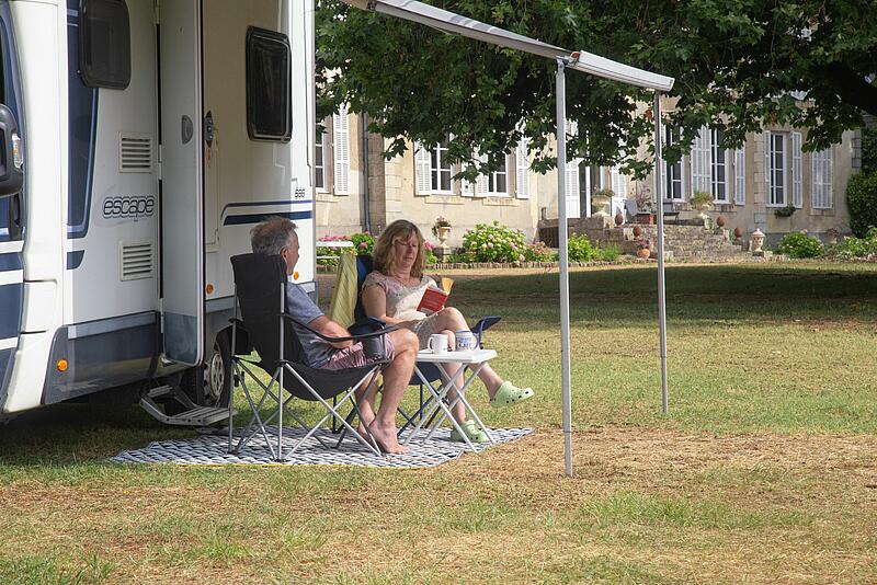 Des personnes dans des transats au camping du Château de Chanteloup