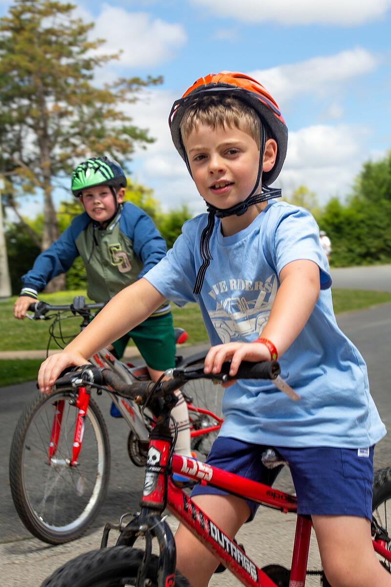 enfants faisant du vélo au Parc de Fierbois Deux enfants sur leurs vélos au Parc de Fierbois, pendant leurs vacances en camping de luxe