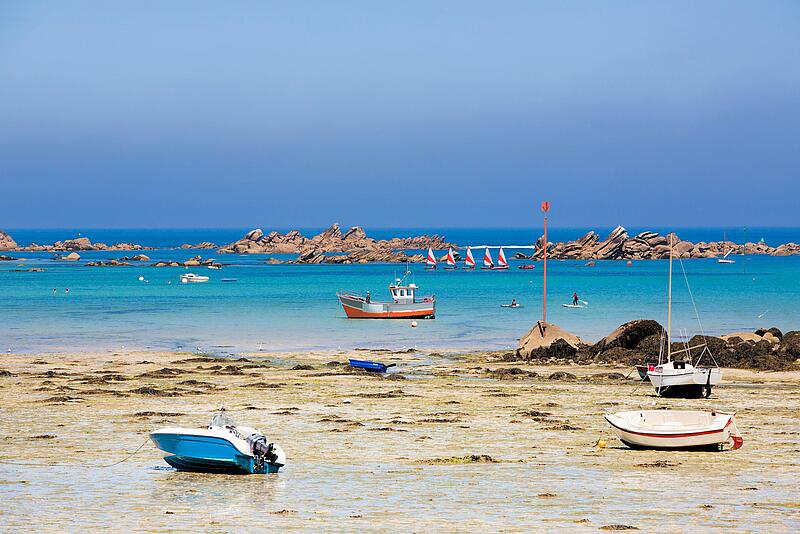 une plage en bretagne pendant des vacances en camping de luxe