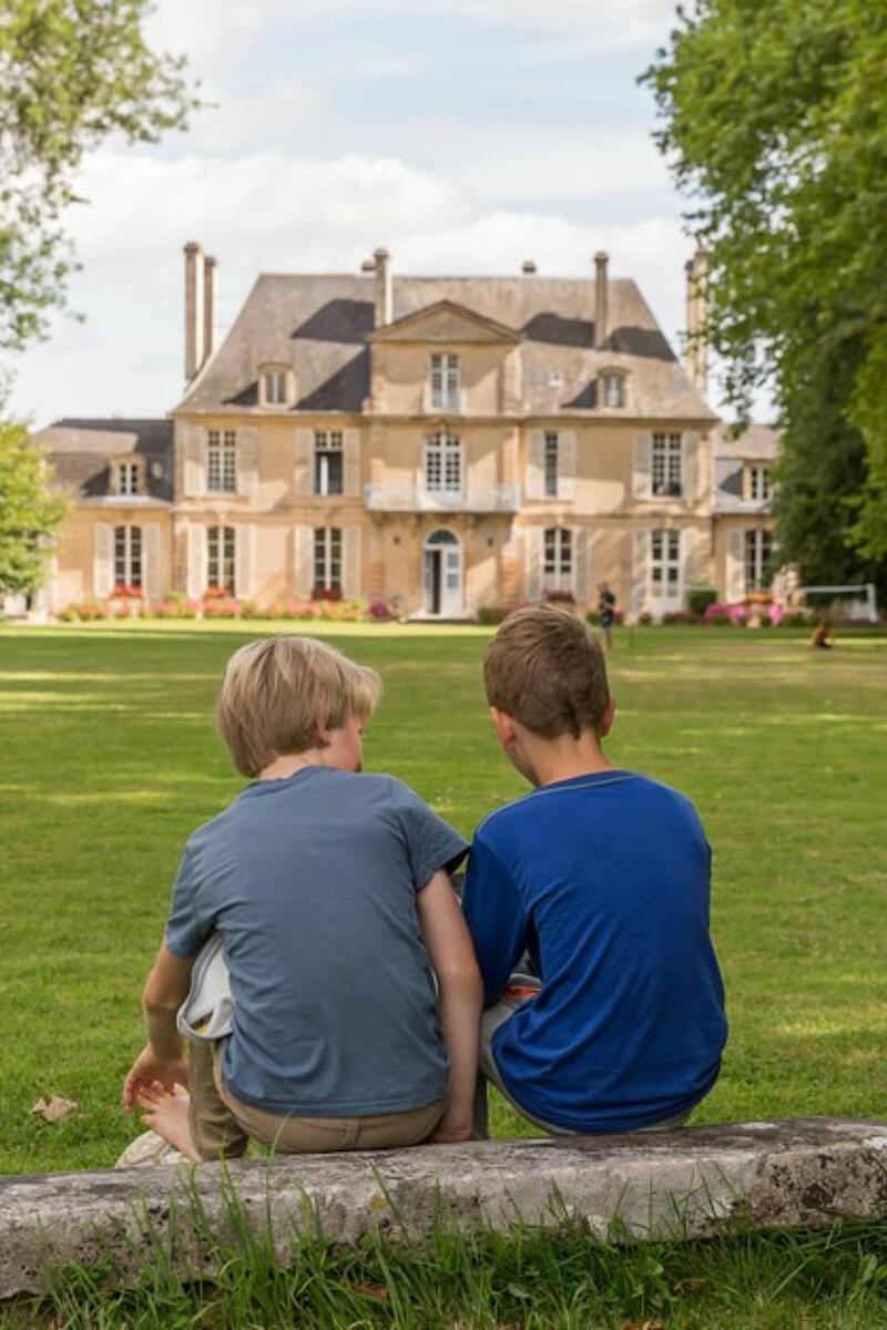 Des jeunes garçons devant le château de Martragny