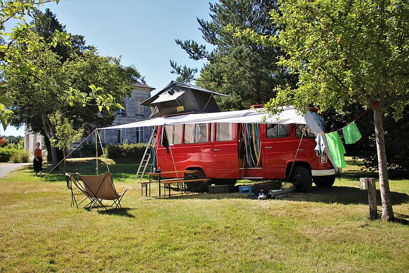 un van dans un camping au château
