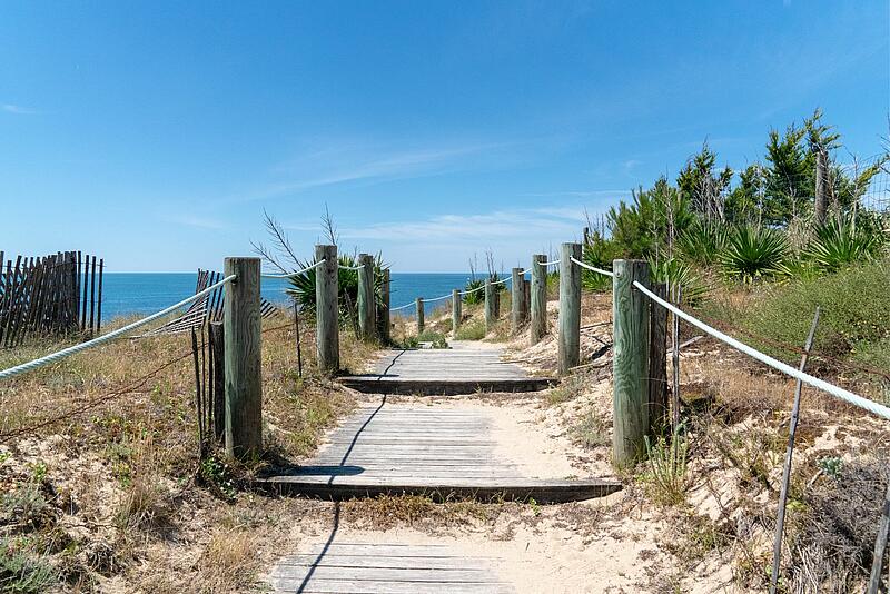 Sortie plage pendant des vacances en camping de luxe en Vendée