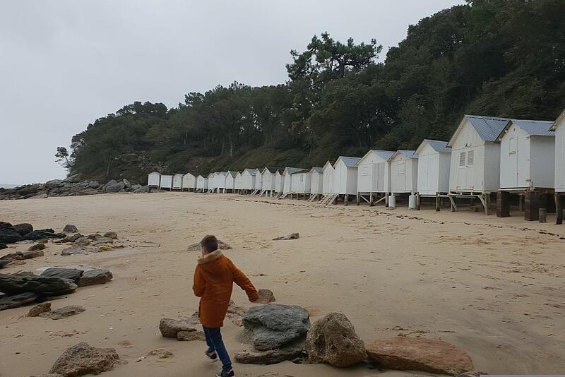 un petit garçon sur une plage en Vendée