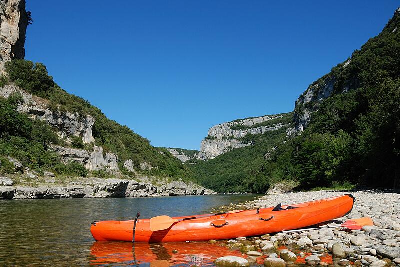 sortie en kayak dans les gorges de l'Ardèche durant un séjour en camping de luxe