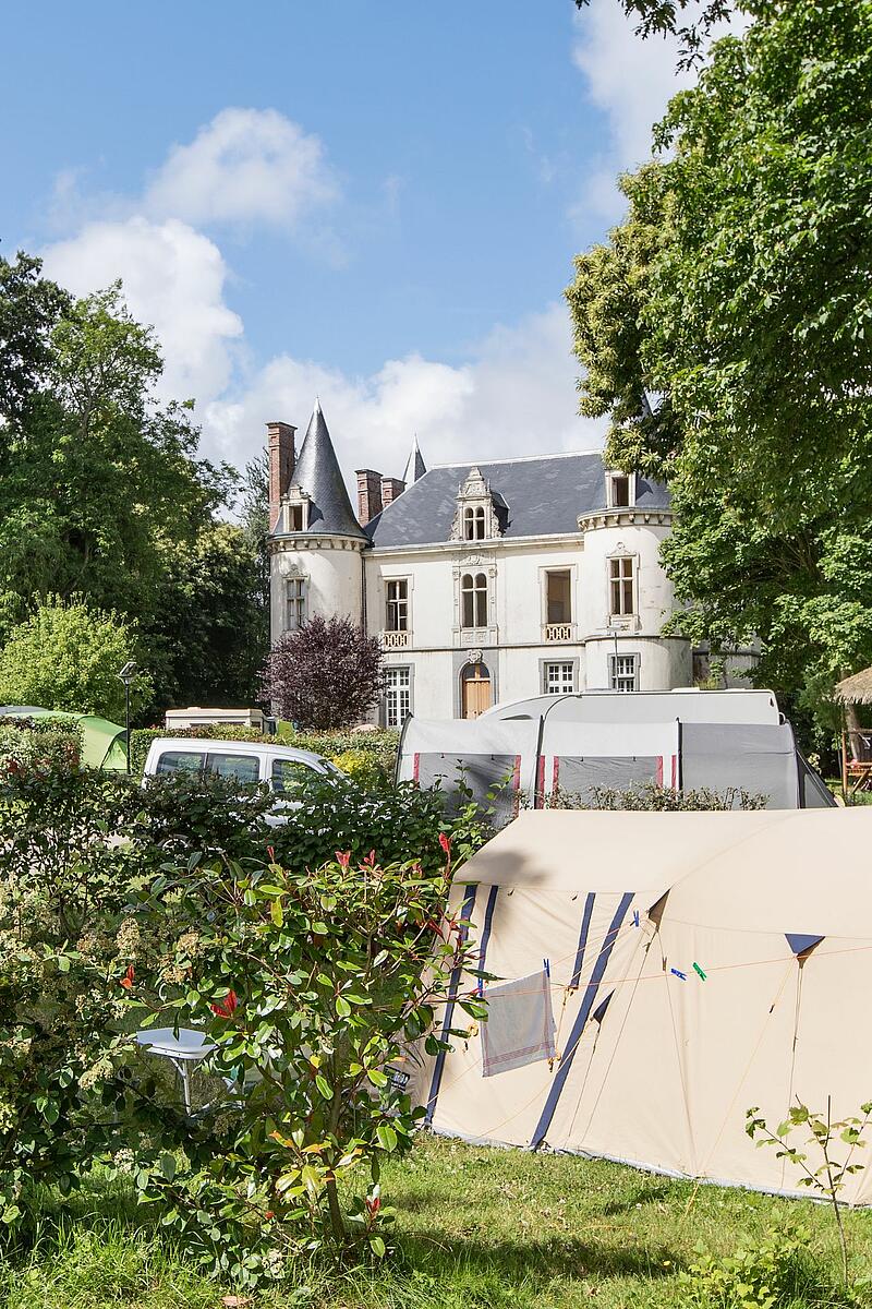Tente devant le domaine de la Ville Huchet Une tente sur un emplacement donnant sur la façade du domaine de la Ville Huchet, camping de luxe à Saint-Malo