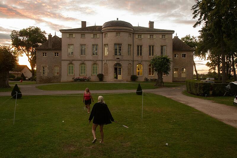 Des enfants qui jouent dans un camping luxe devant un château
