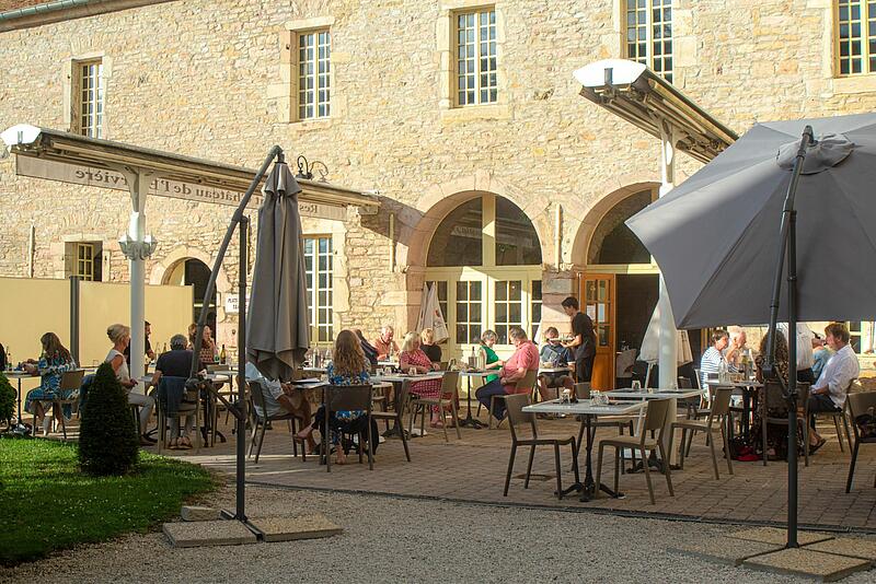 la terrasse d'un restaurant dans un camping de luxe