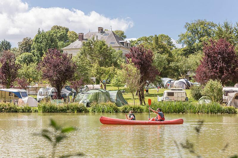 vue d'un étang dans un camping de luxe en normandie