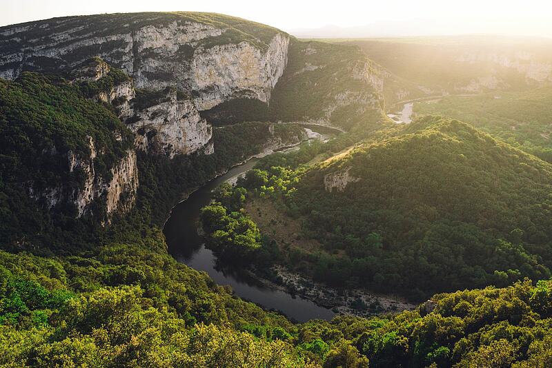 vue panoramique d'un paysage d'Ardèche lors d'un séjour en camping de luxe