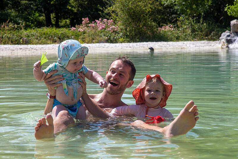 Famille en train de se baigner dans un camping de luxe en Vendée