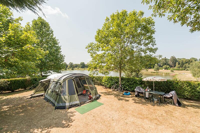 une tente sur un emplacement dans un camping haut de gamme en France