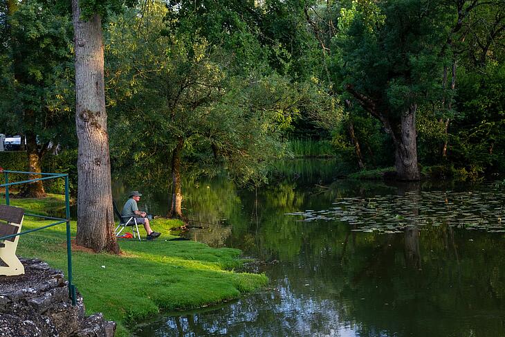pêcheur en camping en septembre
