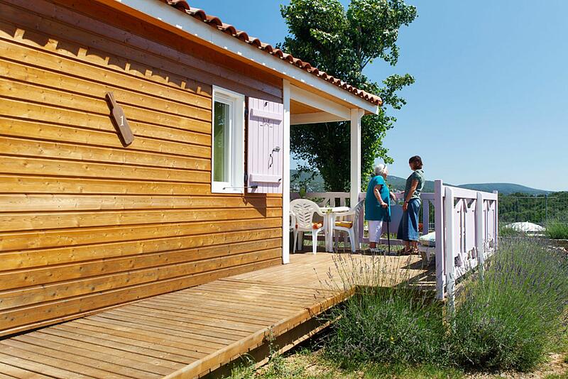 terrasse d'un chalet dans le Domaine de Sévenier