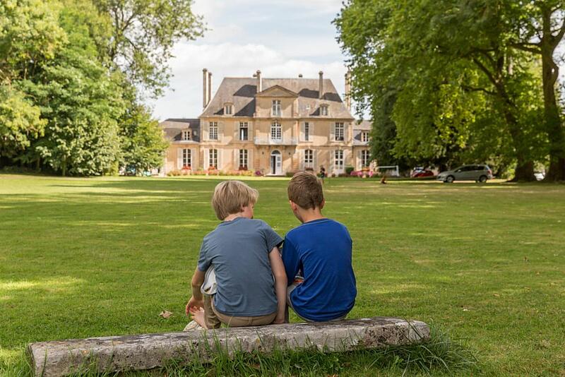 des enfants devant un château