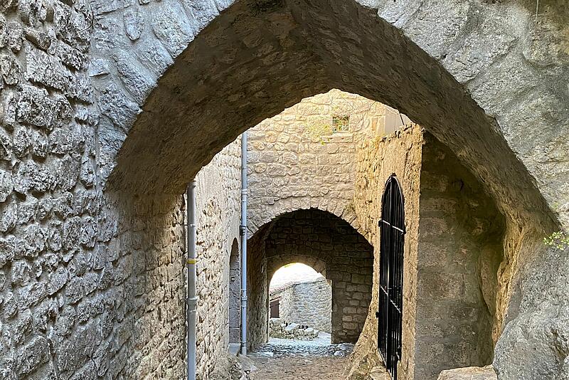 une ruelle dans un village en ardèche