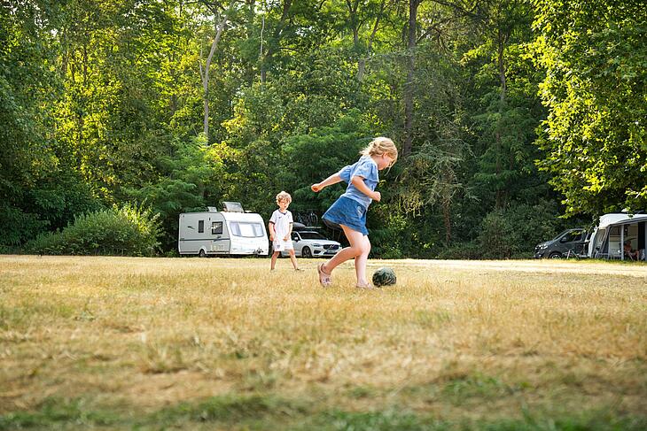 des enfants jouent sur le terrain du camping du château de Chanteloup jeux d'enfants au Château de Chanteloup, camping de luxe près du Mans