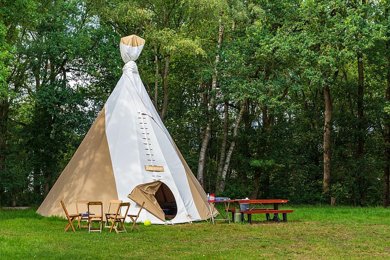 un tipi dans un camping