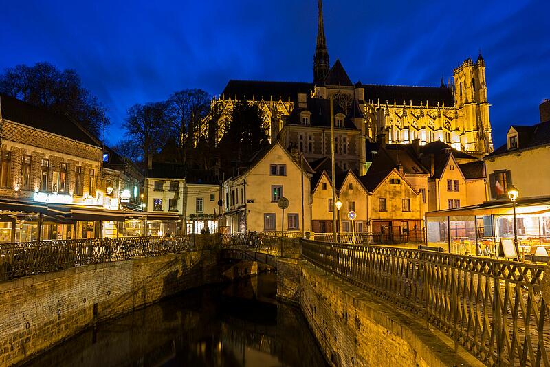vue nocturne d'un village normand