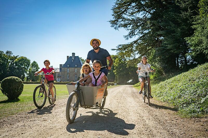 sortie en famille pendant des vacances en camping haut de gamme