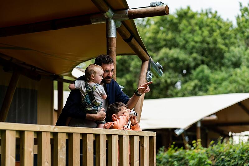 une famille en camping haut de gamme en Vendée