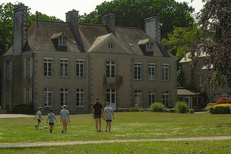 vue de la façade du château de lez-eaux en normandie