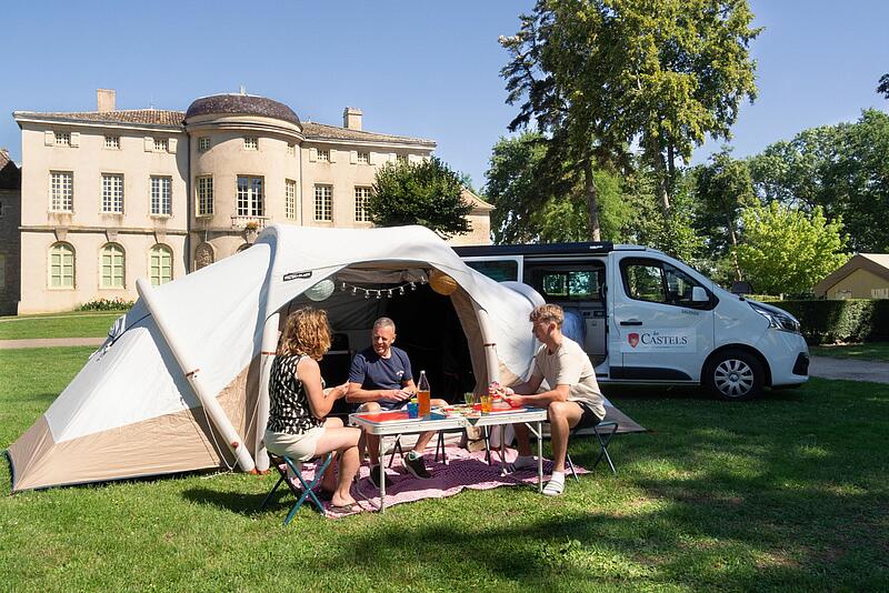 une tente devant un château