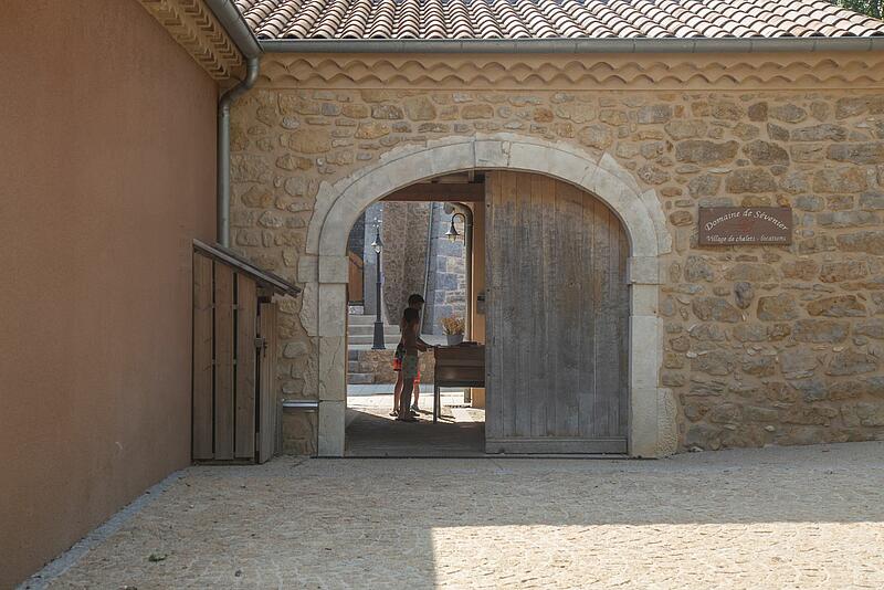 portail dans le domaine de Sévenier, camping de luxe en Ardèche