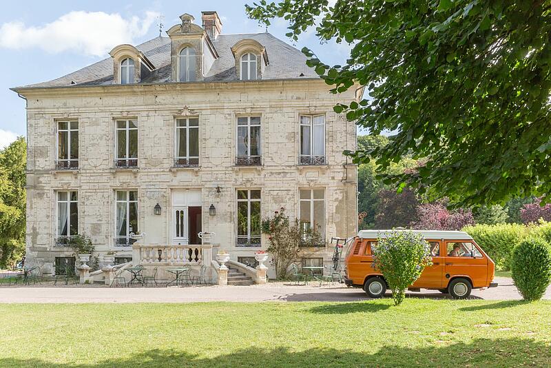 un van rétro dans un camping