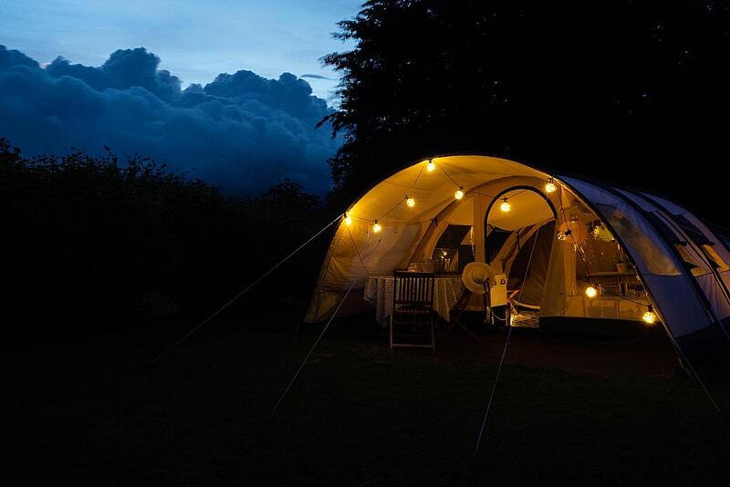 une tente illuminée la nuit