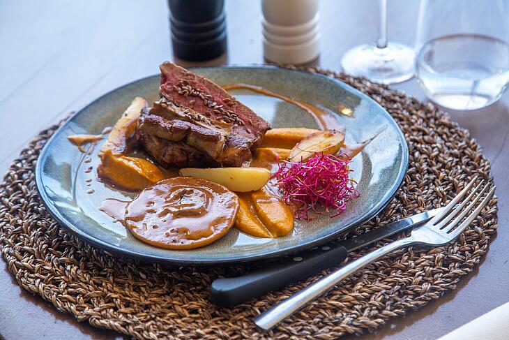 Cuisine du terroir au restaurant du Domaine de Sévenier Plat gastronomique servi au restaurant du Domaine de Sévenier à Lagorce, préparé avec des produits locaux de l'Ardèche