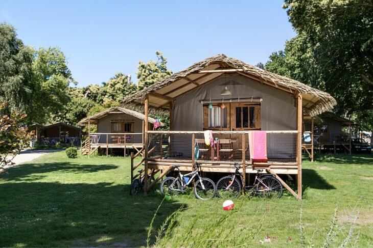 des chalets dans le parc du camping de la Ville-Huchet