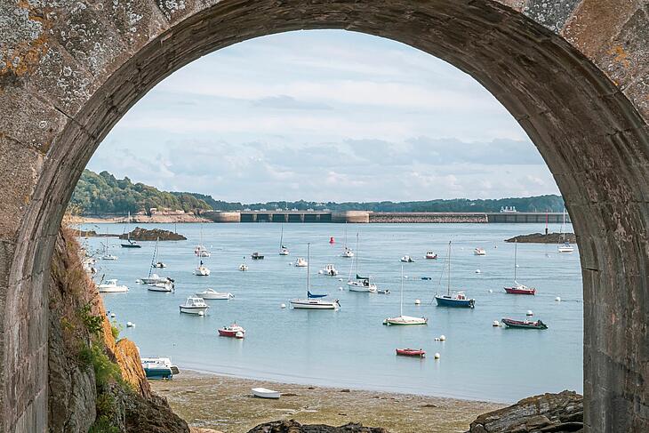 vue d'une plage de Saint-Malo intramuros