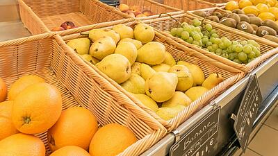 Un marché de producteur au cœur de la Touraine : dégustations et rencontres au Parc de Fierbois 🍷​🍏​🍯​🐐​