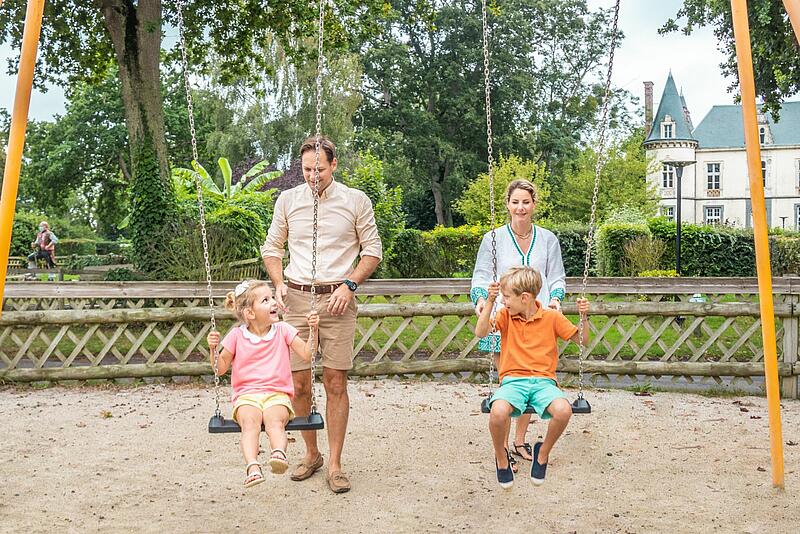 parents et leurs enfants au camping de la Ville Huchet, en Bretagne