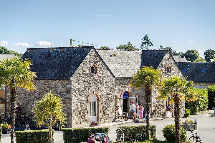 panorama de la façade du domaine de la ville huchet, camping à Saint-Malo