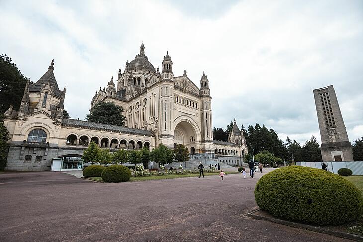 visiter le calvados : la basilique de lisieux